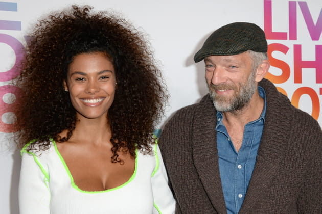 Vincent Cassel souriant face &agrave; une Tina Kunakey crini&egrave;re au vent pour Etam, septembre 2018