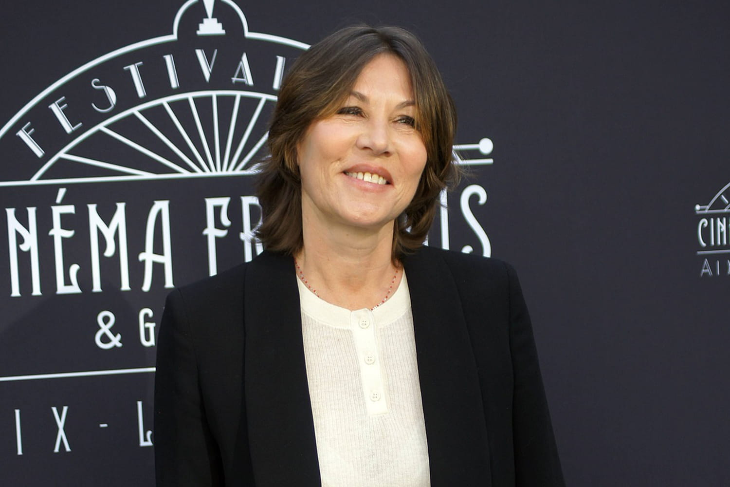 Mathilde Seigner shakes up the codes of chic with these sneakers that she has been wearing for months Mathilde Seigner shakes up the codes of chic with these sneakers that she has been wearing for months