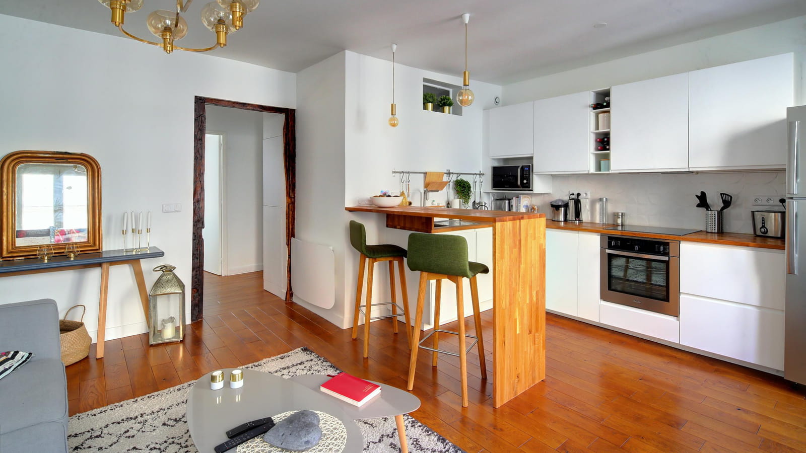 Cuisine actuelle avec coin bar 