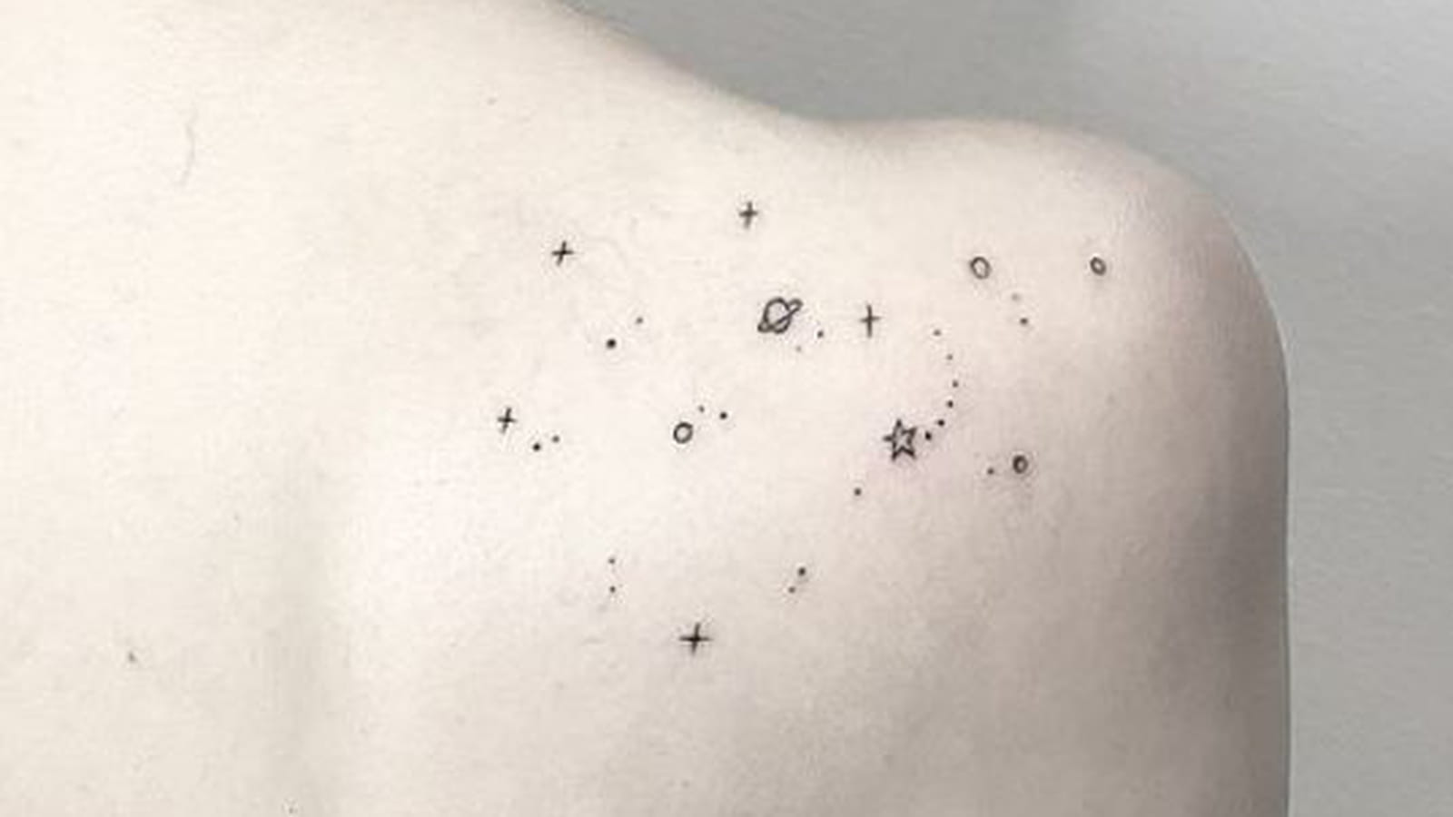 Etoiles dans l'espace sur l'omoplate