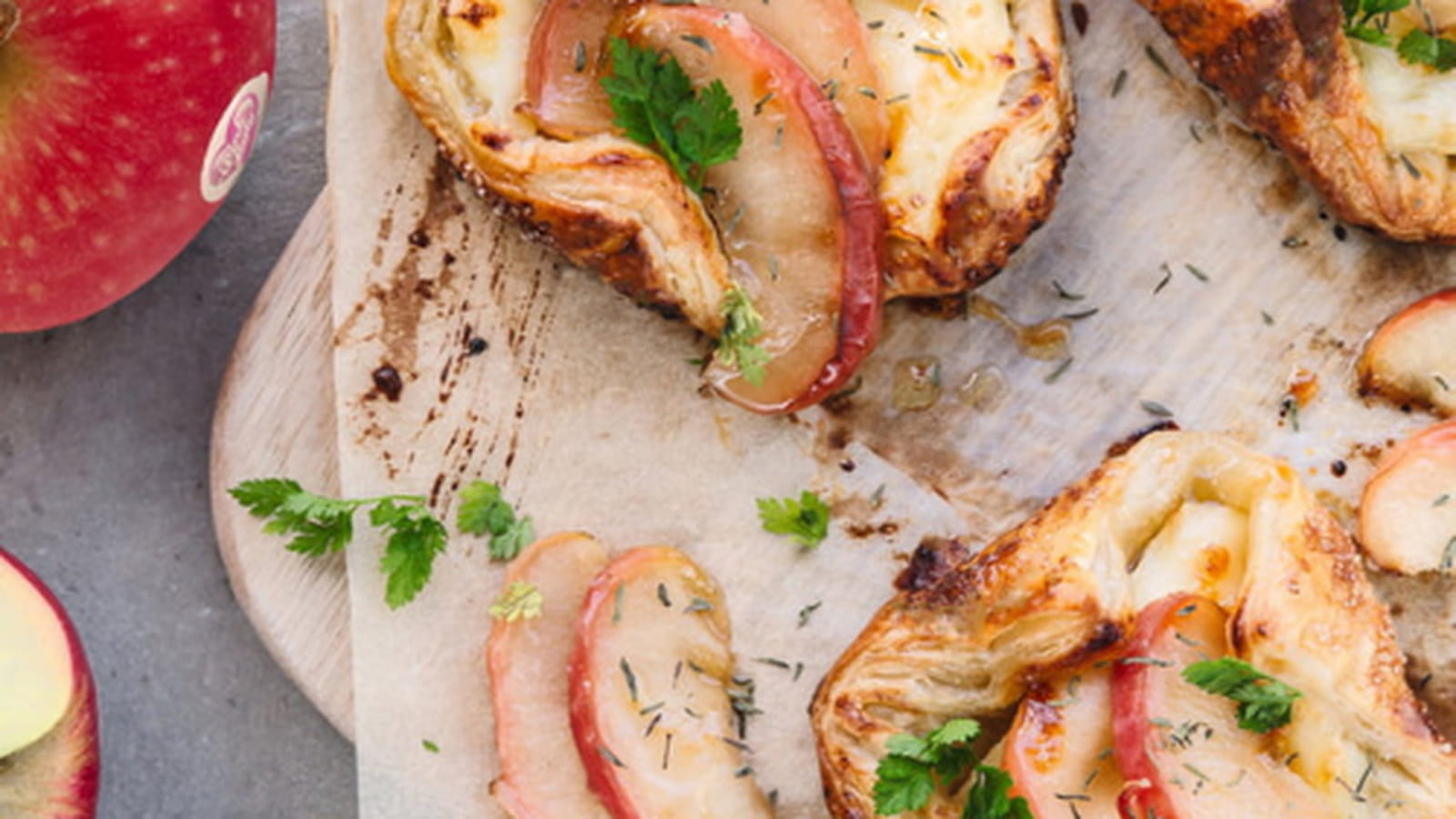 Feuilletés au brie et pommes Pink Lady rôties