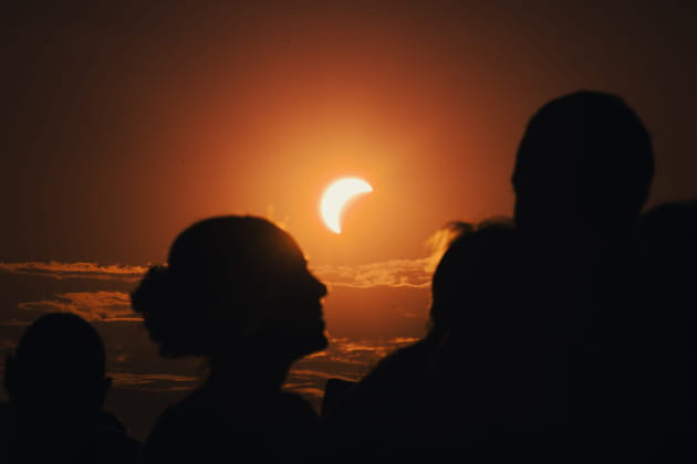 En France, la Lune grignote le Soleil face au Mont-Blanc au moment de l'&eacute;clipse