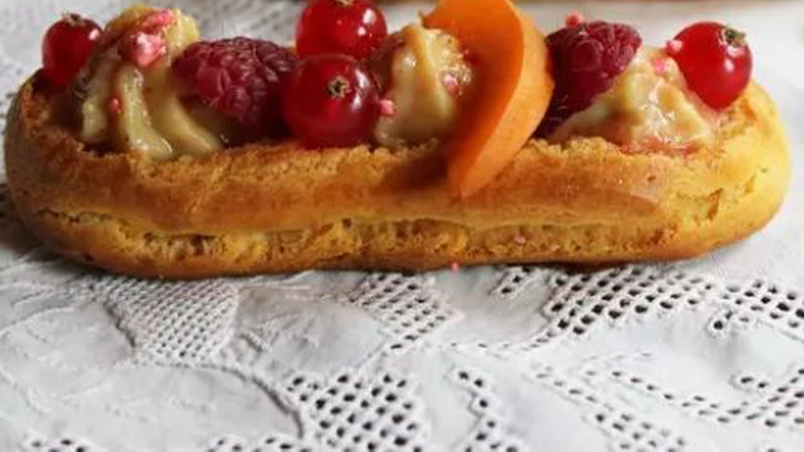 Eclair verveine, framboise, groseille et abricot, éclats de pralines roses