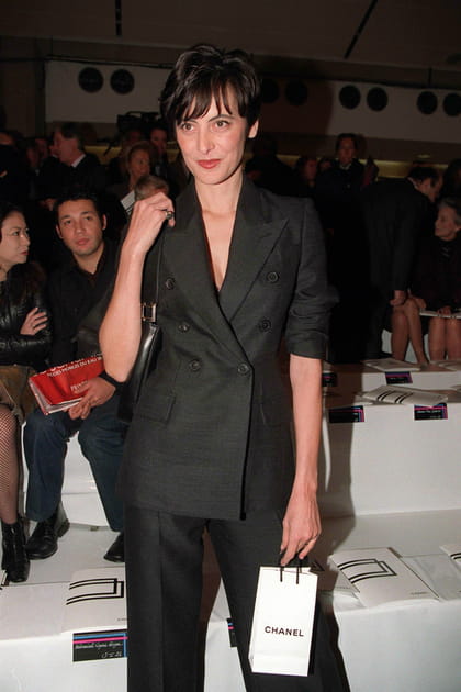 Inès de la Fressange en costume noir