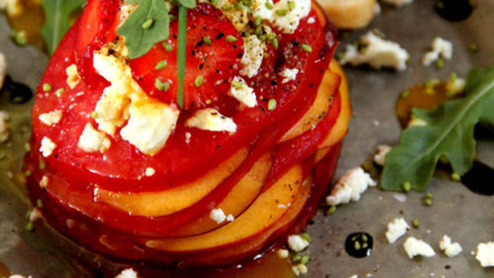 Mille-feuille de tomates, nectarines, fraises et feta