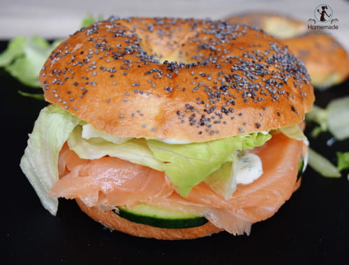 Bagel au saumon, concombre et crème fraîche : la recette facile