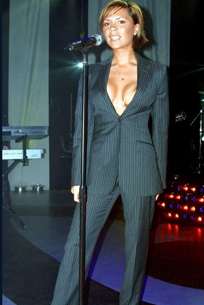 Avant&nbsp;: Victoria Beckham &agrave; 27&nbsp;ans en costume au d&eacute;collet&eacute; vertigineux