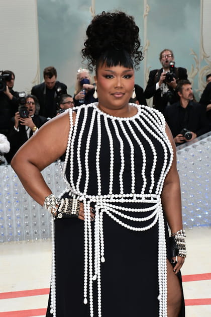 Lizzo en robe noire fendue &agrave; perles Chanel