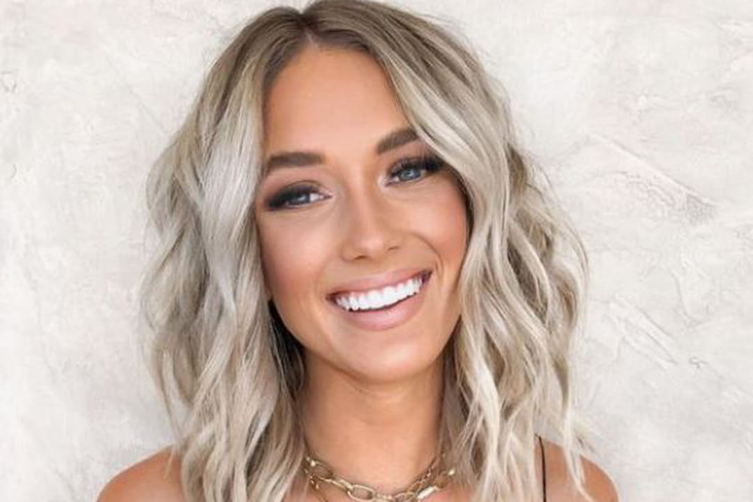 Balayage blond polaire et mi-long ondulé