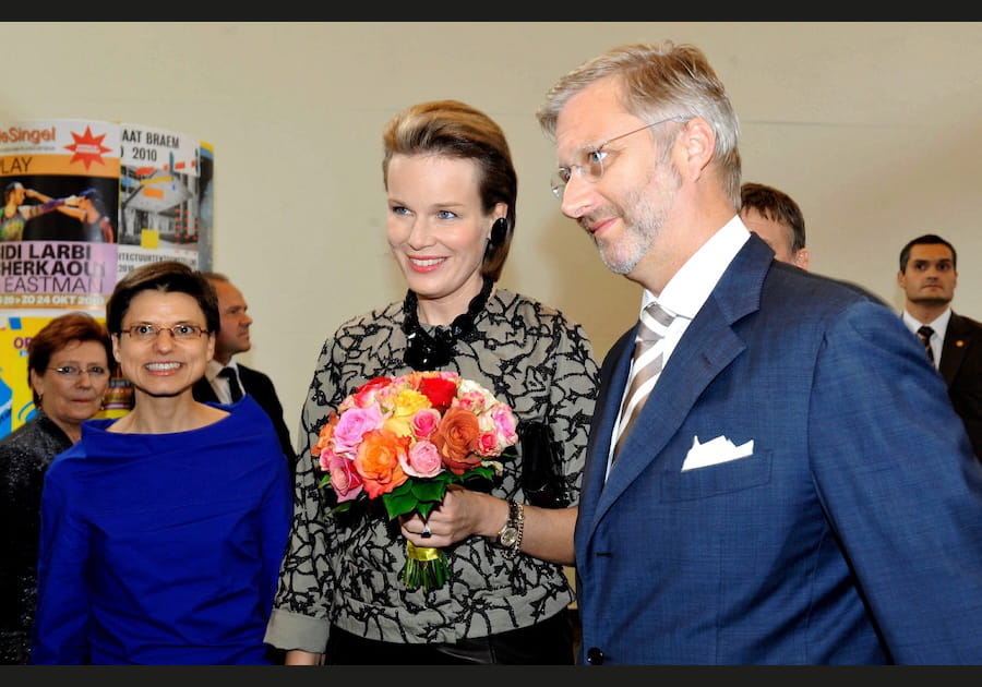 Les cheveux tir&eacute;s vers l'arri&egrave;re de Mathilde de Belgique