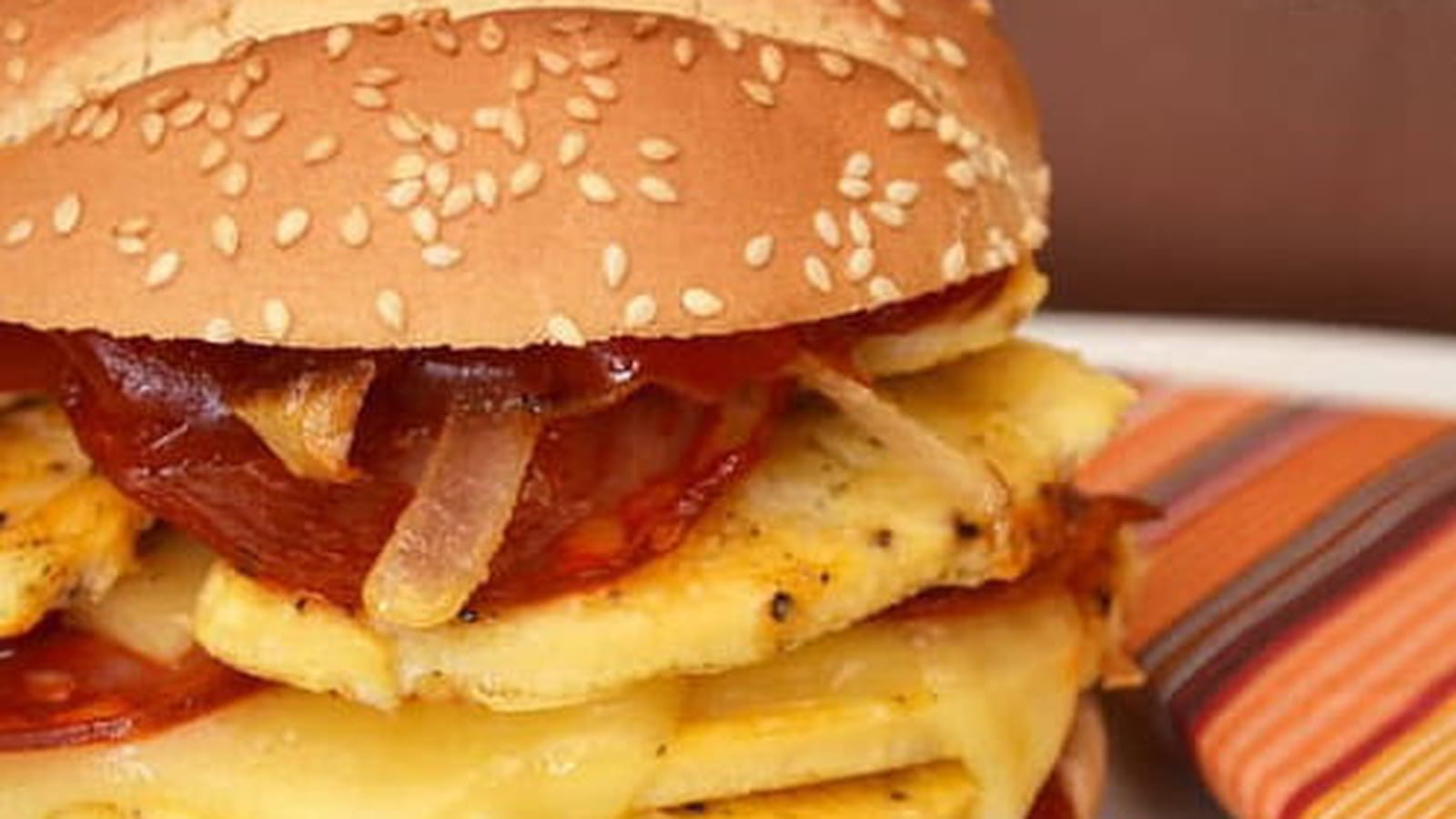 Burger à l'omelette, oignons, chorizo et fromage à raclette