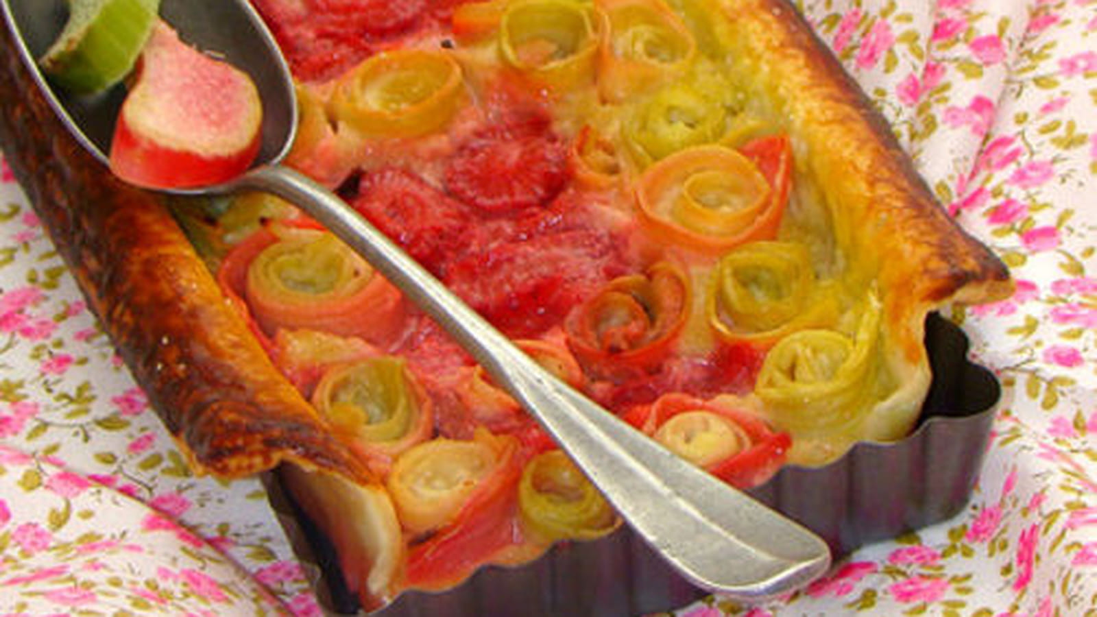 Tarte à la rhubarbe, fraises et amandes