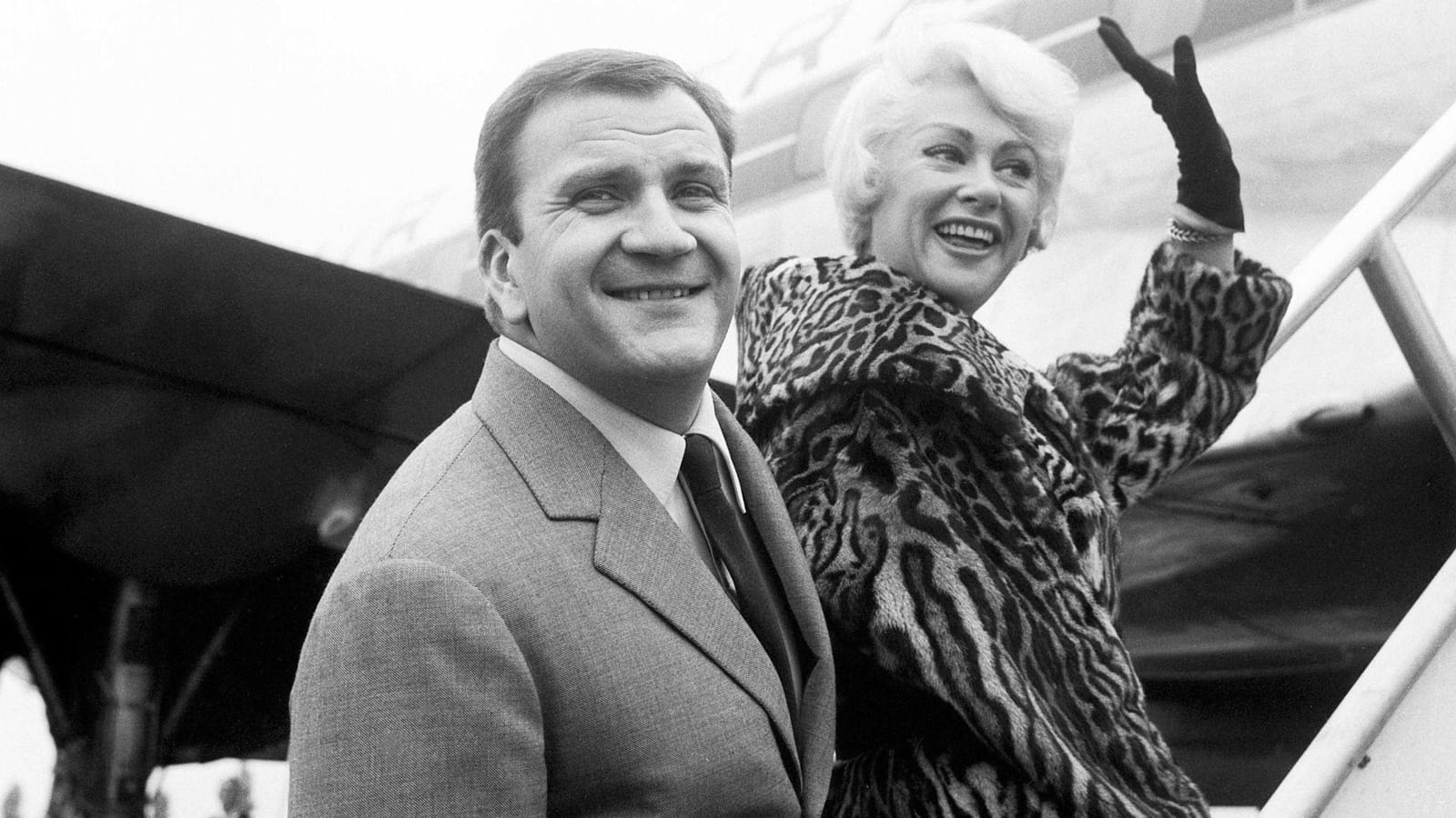 Martine Carol et Pierre Mondy prennent l'avion à Orly