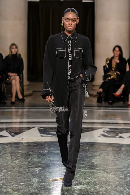 Longue chemise brod&eacute;e et pantalon noir aper&ccedil;us sur le d&eacute;fil&eacute; Cucculelli Shaheen