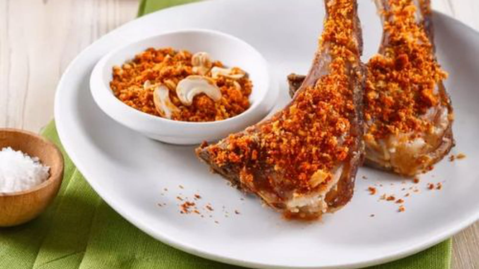 Carré d’agneau en croûte de sel et crumble de noix de cajou