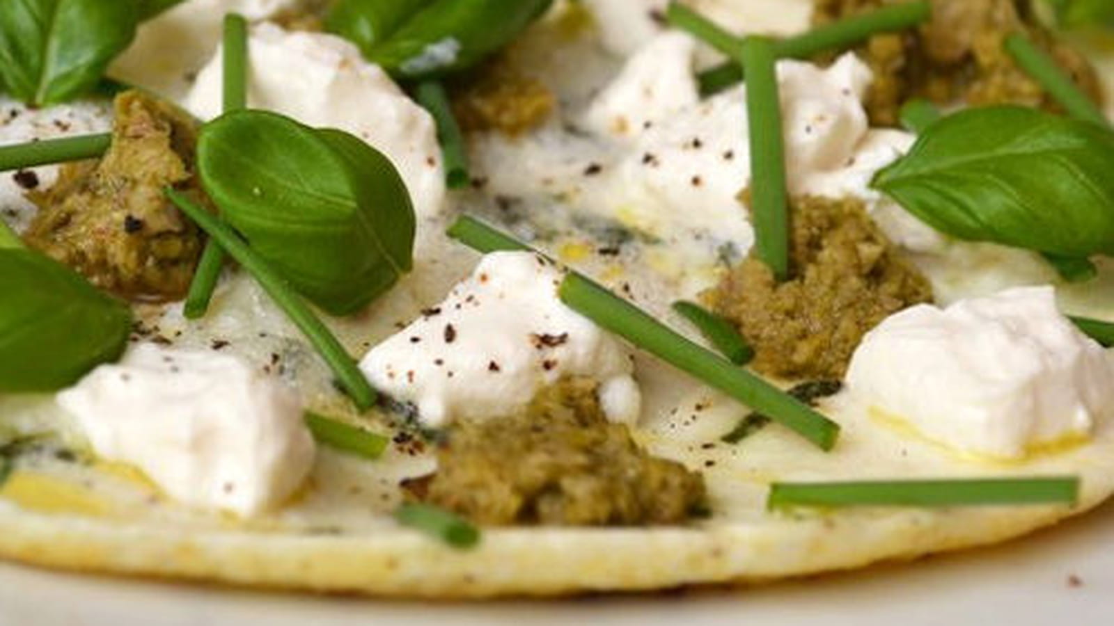 Omelette de blancs d'oeufs au basilic à la tapenade et ricotta