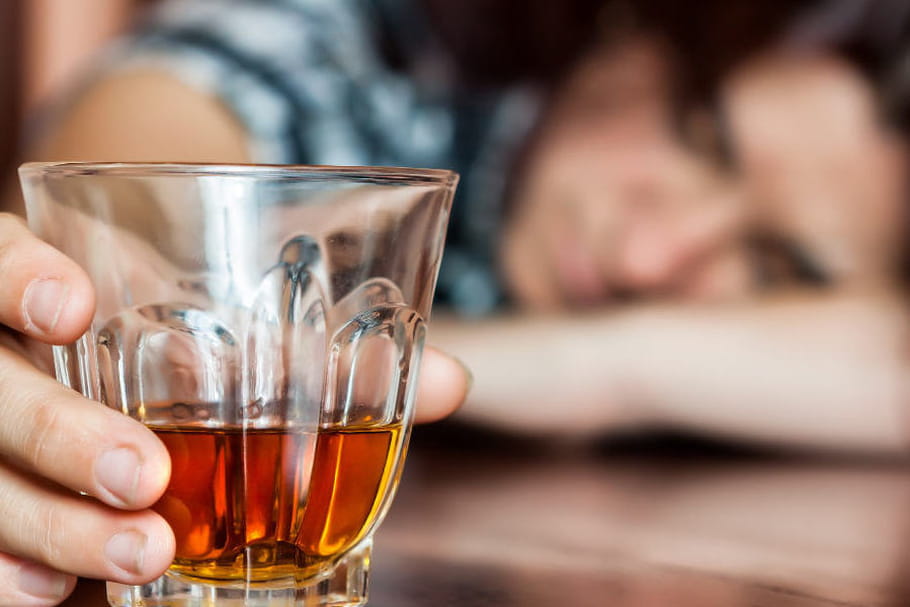 Alcool : pourquoi la loi Evin est-elle menacée ?