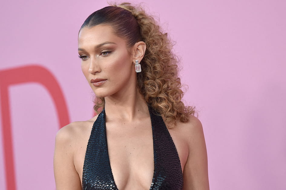 Les cheveux boucl&eacute;s ch&acirc;tains de Bella Hadid