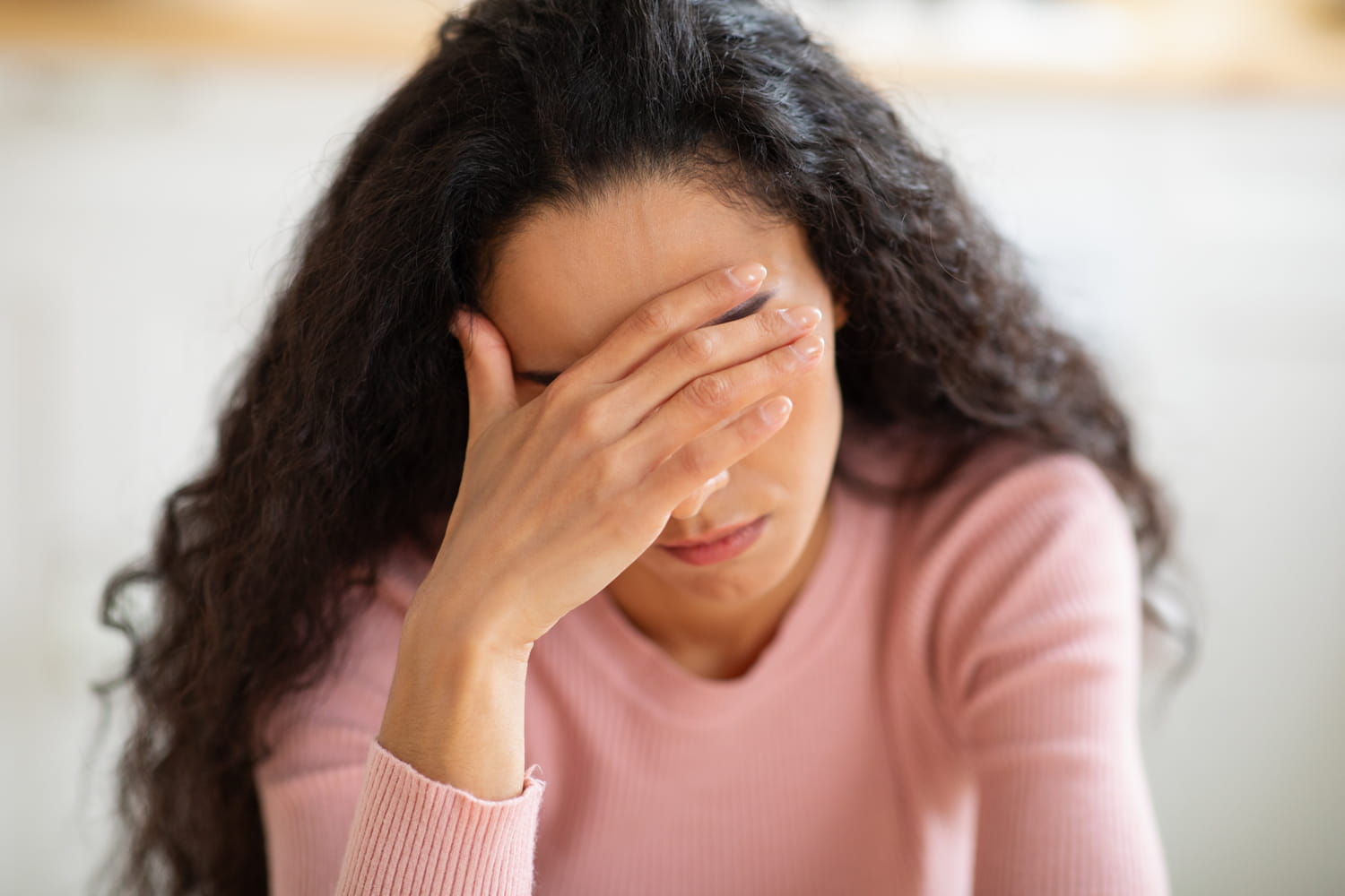 Une étude internationale révèle l'âge auquel les gens sont le plus malheureux : "On ne s'attendait pas à ça"