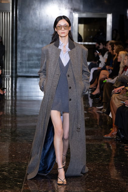 Mini robe grise et long manteau anthracite aper&ccedil;us&nbsp;sur le d&eacute;fil&eacute; Monse