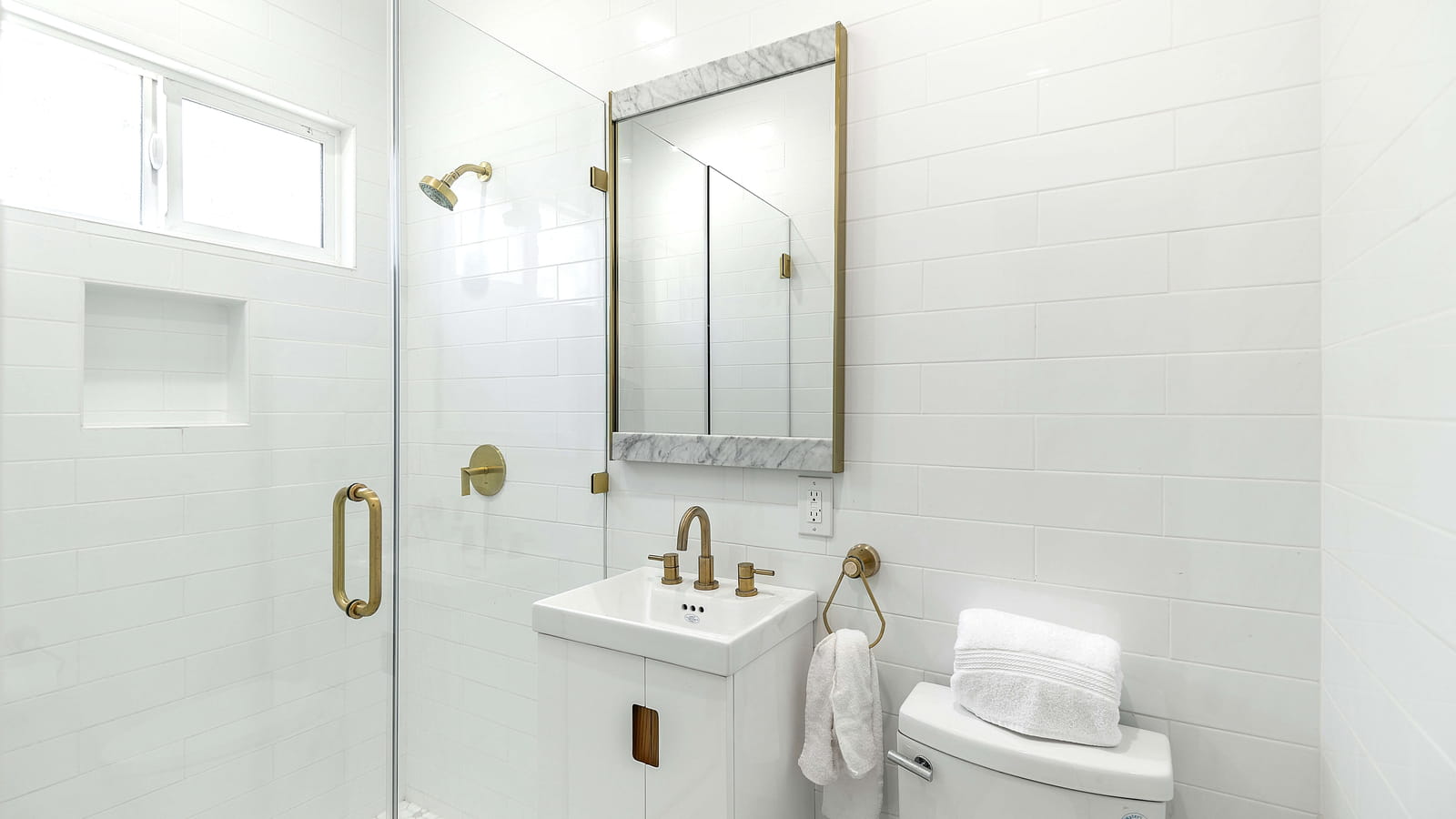 Salle de douche avec WC 