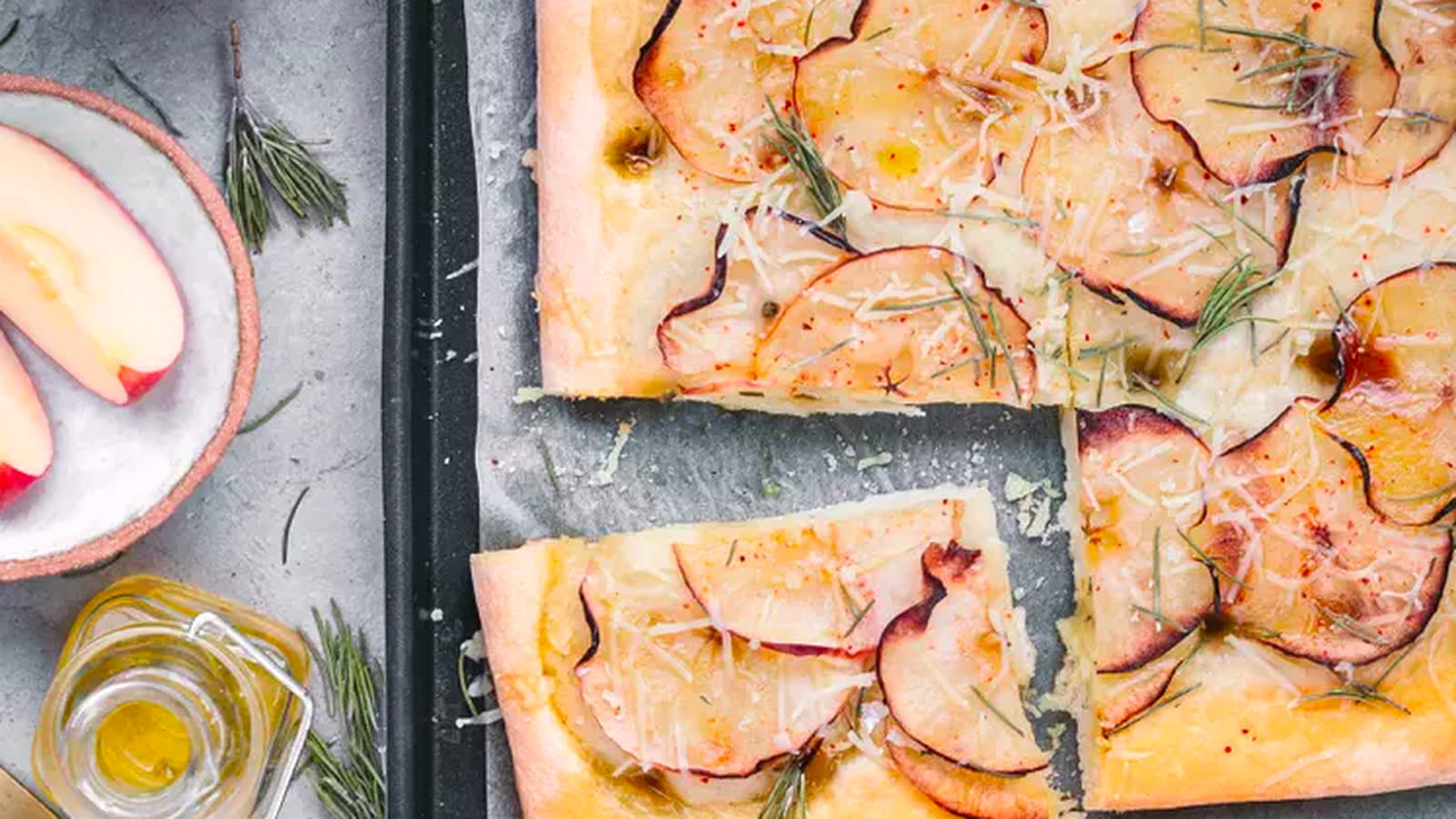 Focaccia aux pommes Pink Lady® et romarin