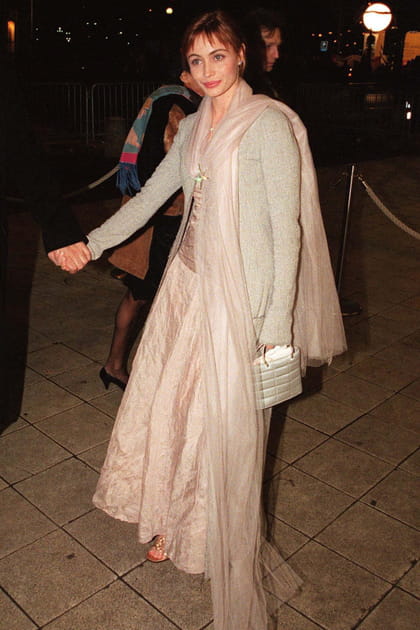 Emmanuelle Béart en longue robe pastel