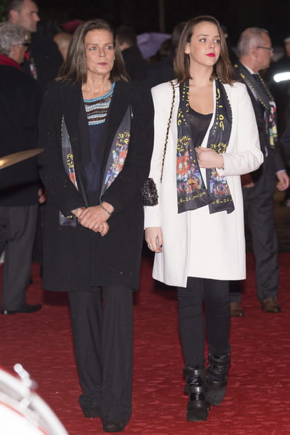 Stéphanie de Monaco en pantalon ample et manteau noir