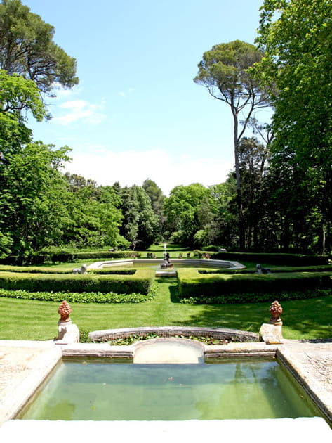 Dans un jardin à la française