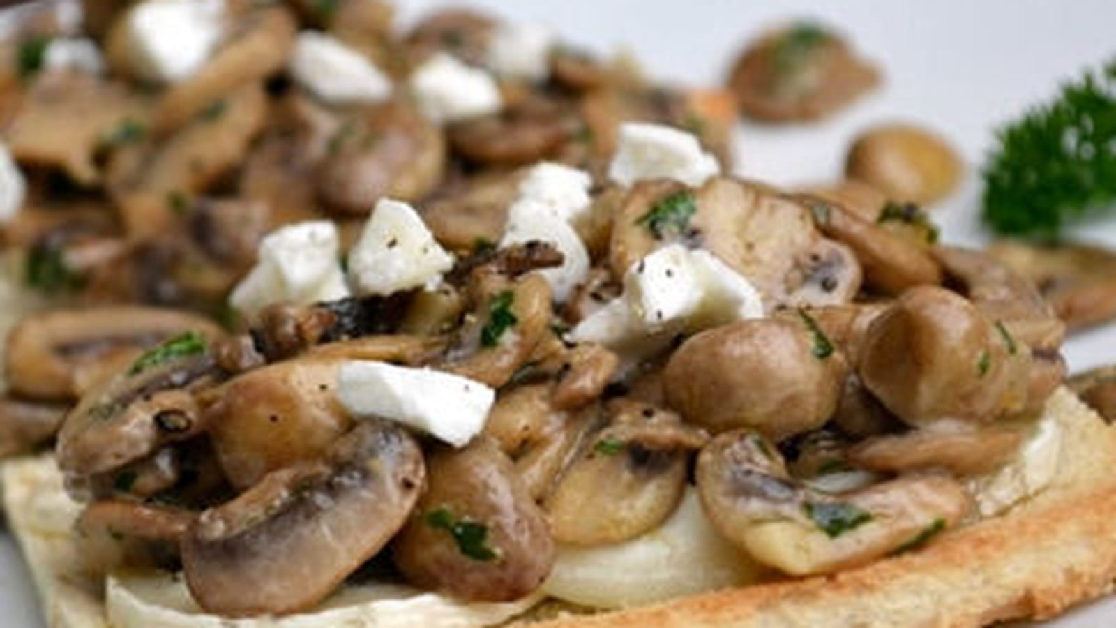 Toasts aux champignons de Paris, balsamique et fromage de chèvre