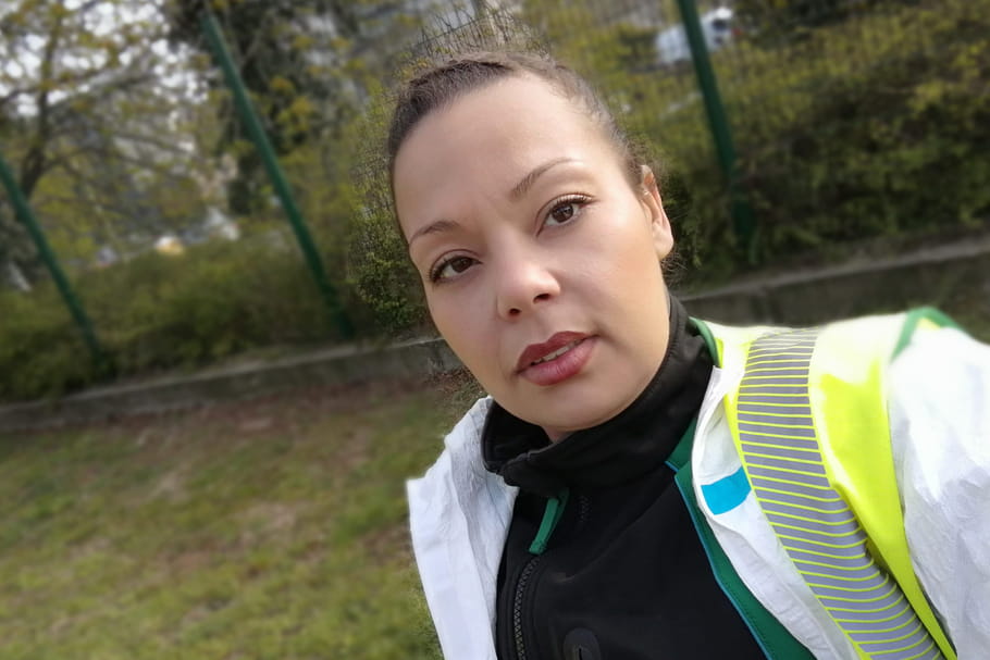 Aïcha, femme éboueure à Paris : "On encaisse la détresse humaine"