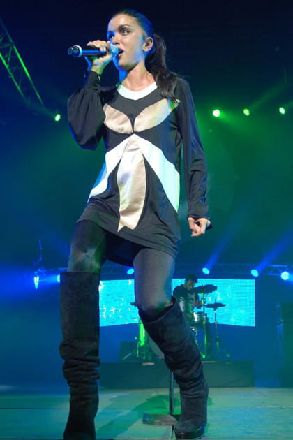 Jenifer en top à détails satinés