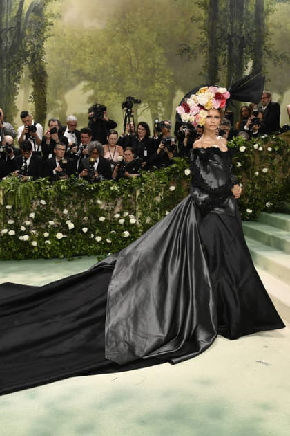 Couronn&eacute;e de fleurs en satin noir luisant, Zendaya fait le show en Marie Antoinette version gothique