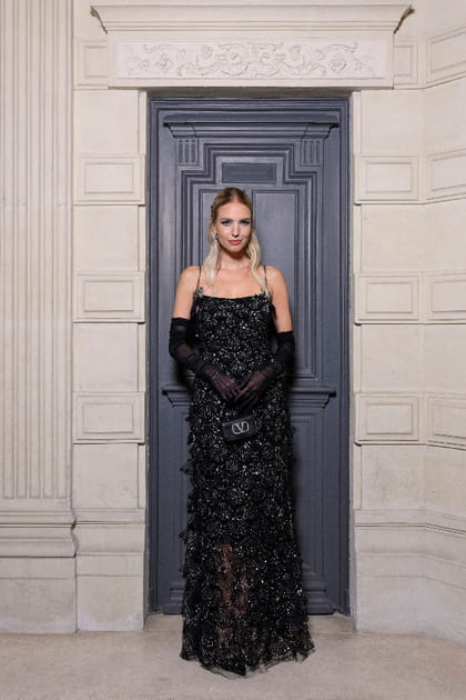 Leonie Hanne en robe scintillante noire et longs gants au défilé Valentino haute couture printemps-été 2024