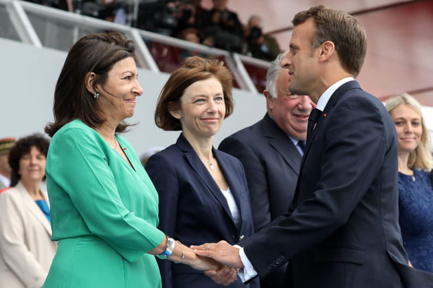 Emmanuel Macron salue la maire de Paris