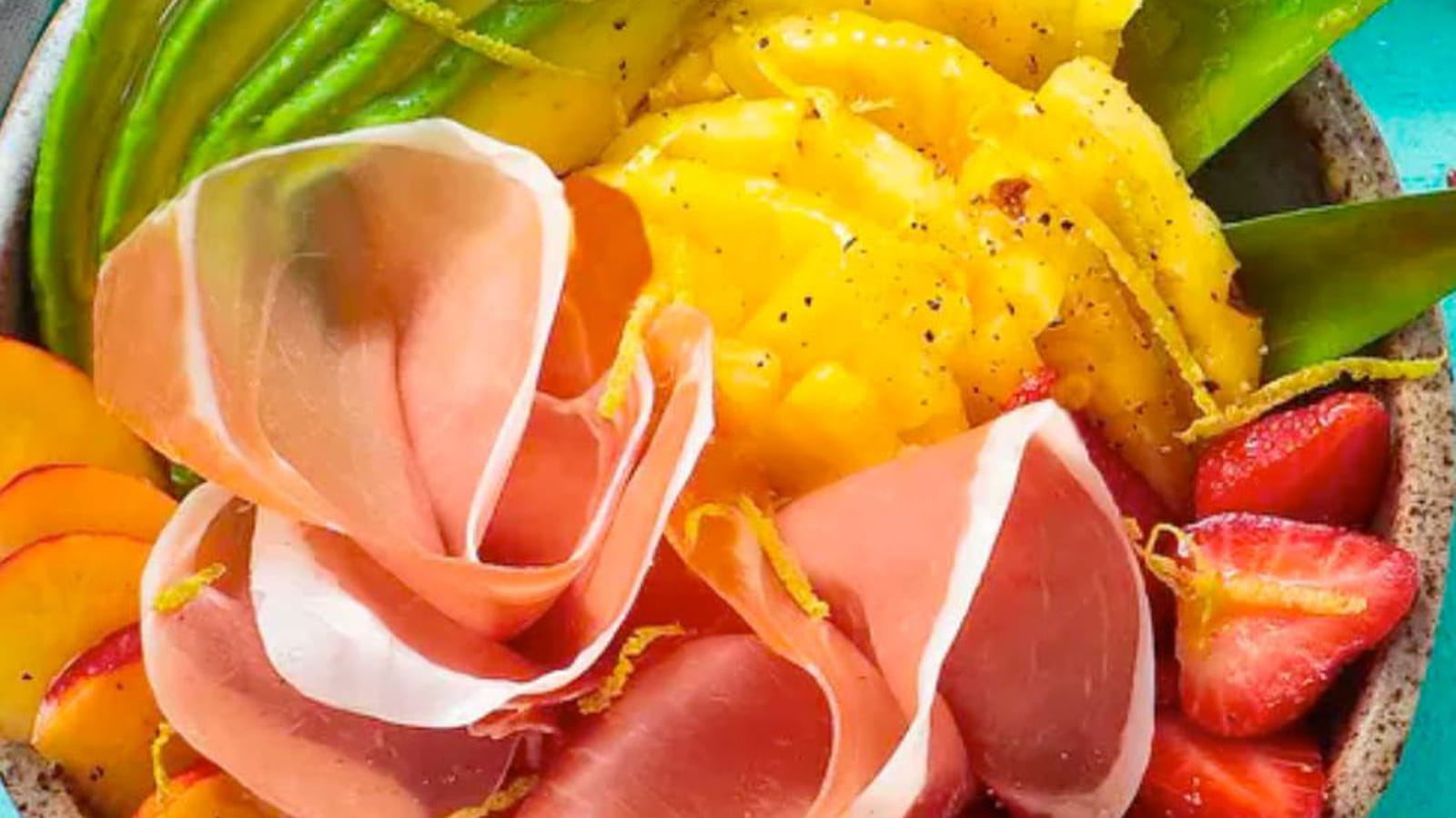 Salade estivale à l'ananas, avocat et jambon de Parme