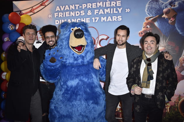 Marc Lavoine, Dako, Boomer Odah et Frederic Longbois posent avec un ours bleu