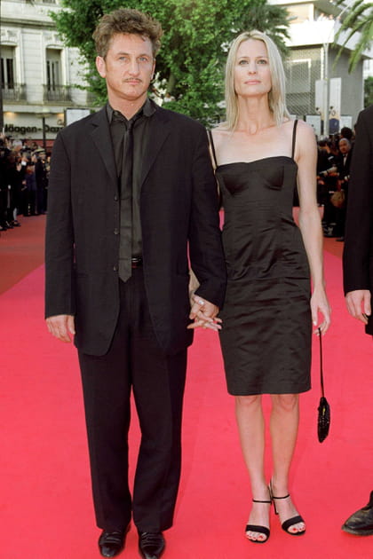 Avant : Robin Wright à 35 ans en robe noire cintrée