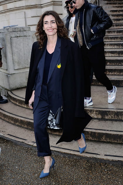 Mademoiselle Agn&egrave;s en costume bleu marine