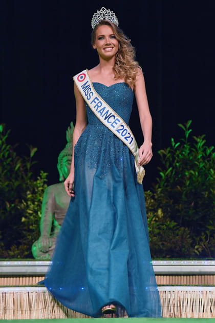 Amandine Petit en robe longue bleue