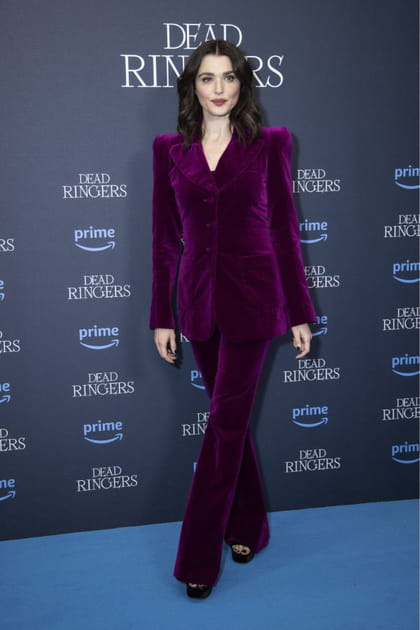 Rachel Weisz en ensemble de velours aubergine