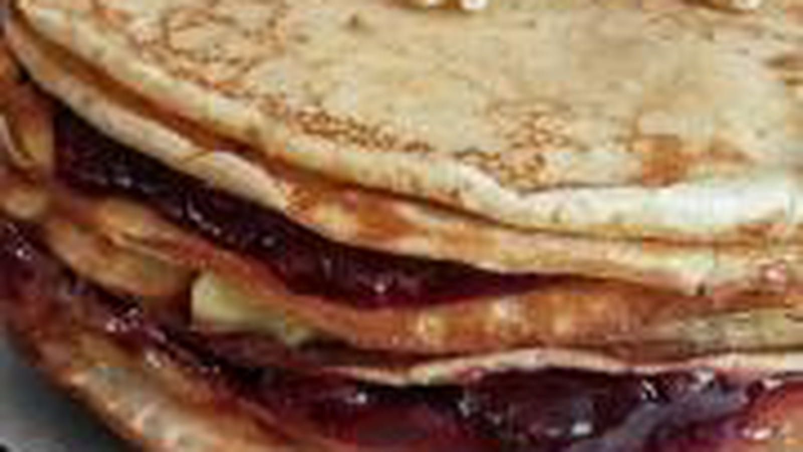 Gâteau de crêpes à la confiture de banane et de fruits rouges