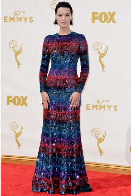 Jaimie Alexander en robe ray&eacute;e &agrave; paillettes