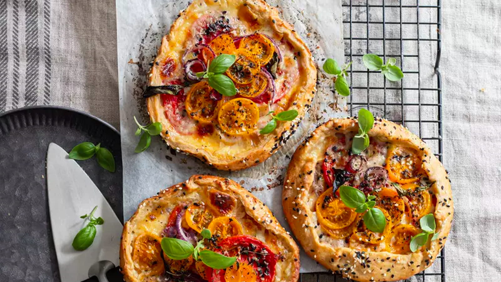Mini tartes rustiques à la tomate, mozzarella et petits oignons