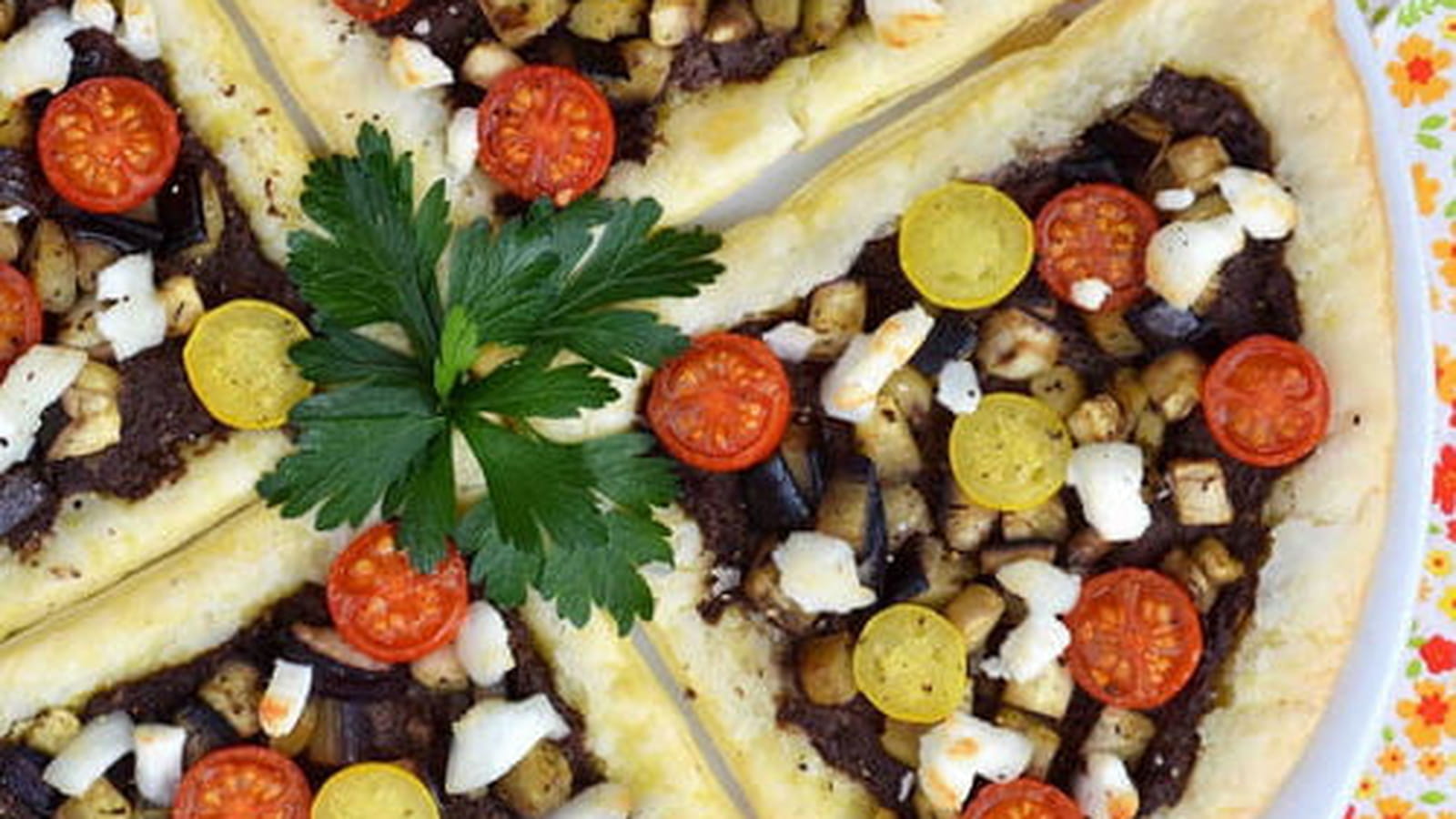 Feuilletés à la tapenade, aubergines grillées, tomates cerise et fromage de chèvre