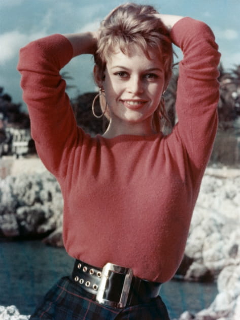 Brigitte Bardot en pull rouge et ceinture à boucle rectangle