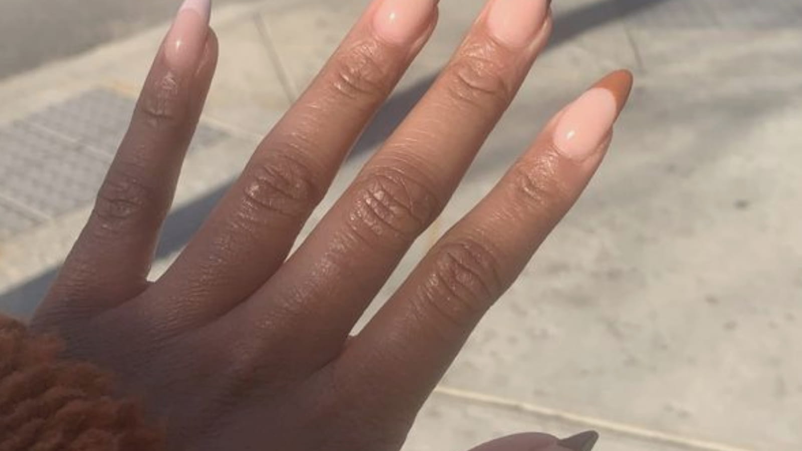 Des ongles nude style french manucure