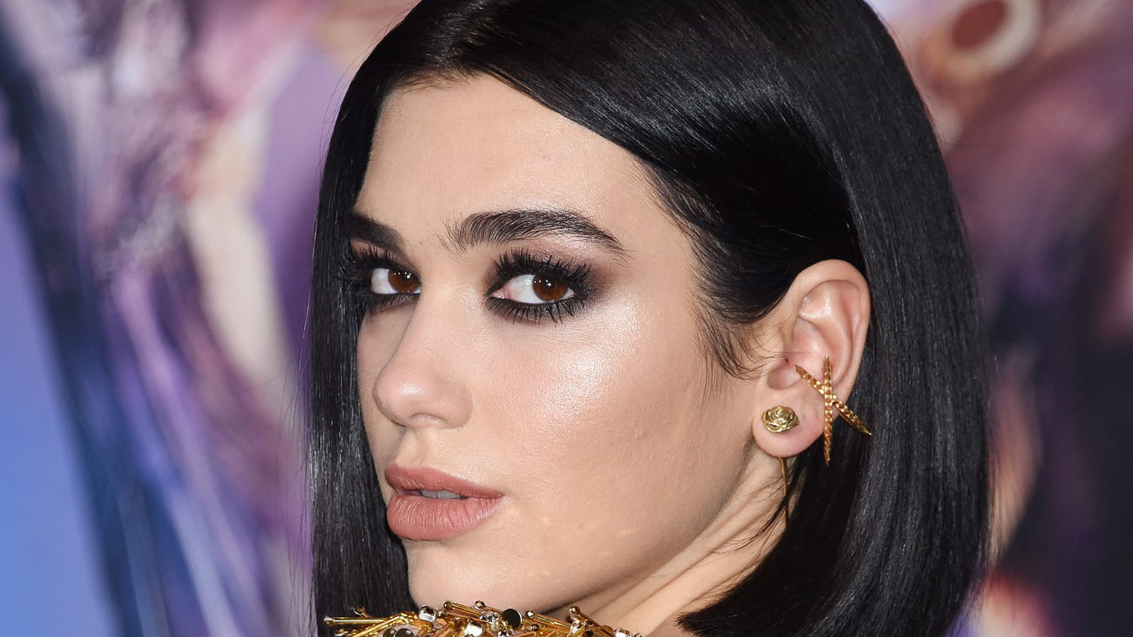 Dua Lipa, avec un carré