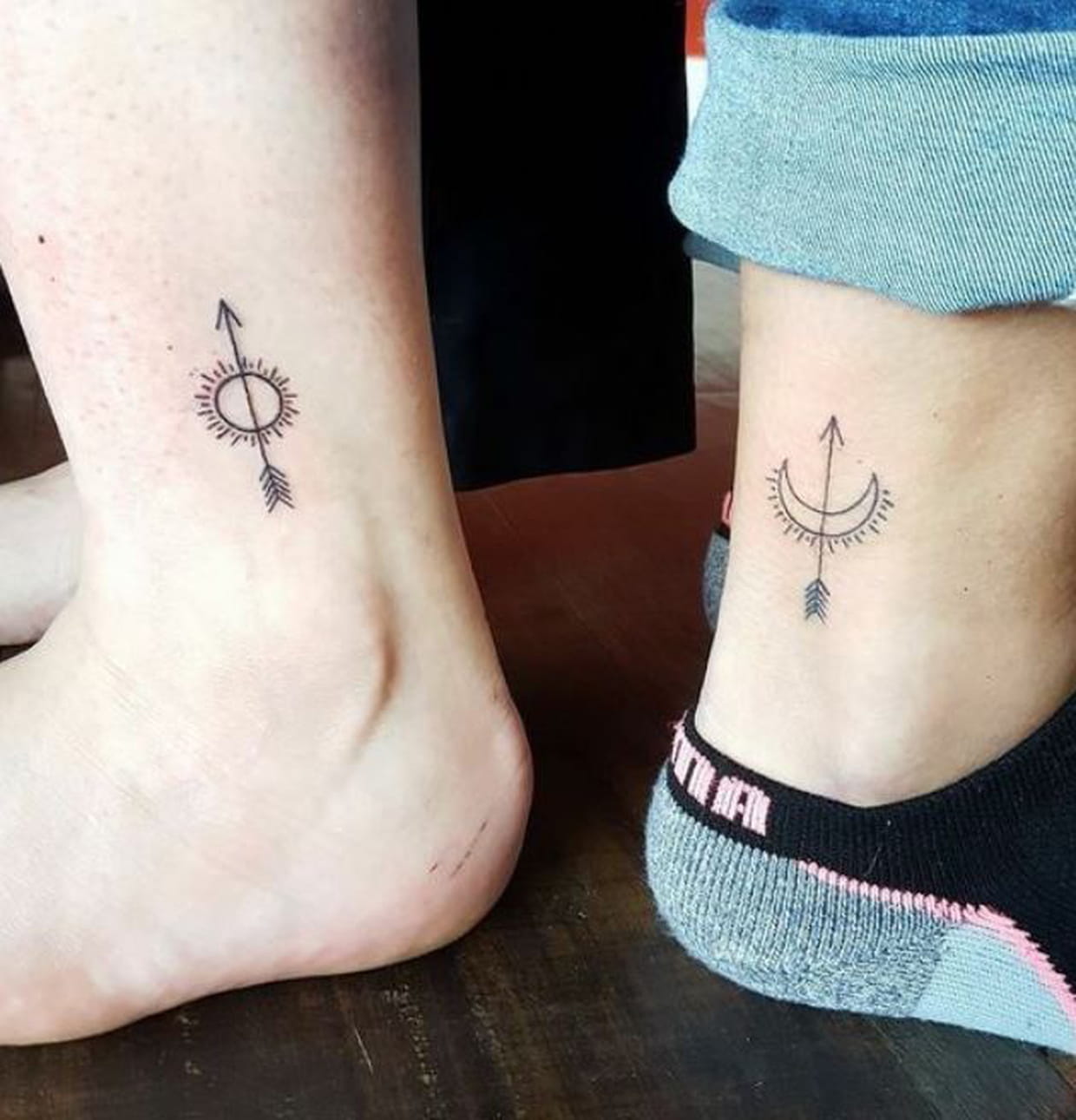 Tatouage Lune Et Soleil Signification Flèches, lune et soleil sur les chevilles