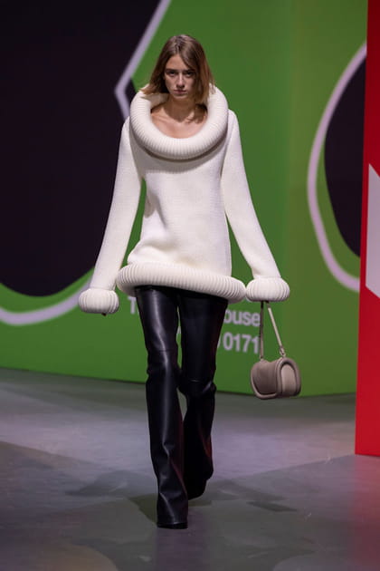 Haut &agrave; col rond et manches trompettes et pantalon en cuir aper&ccedil;us sur le d&eacute;fil&eacute; JW Anderson